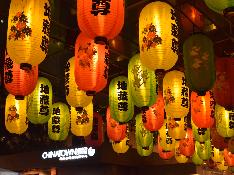 Rua de Chinatown, em Singapura, com lanterna vermelha decorativa e prédios coloridos coloniais