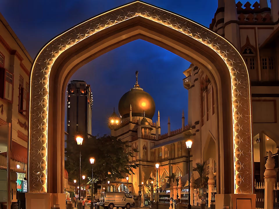 Mesquita do Sultão, em Kampong Glam, Singapura, com a cúpula dourada