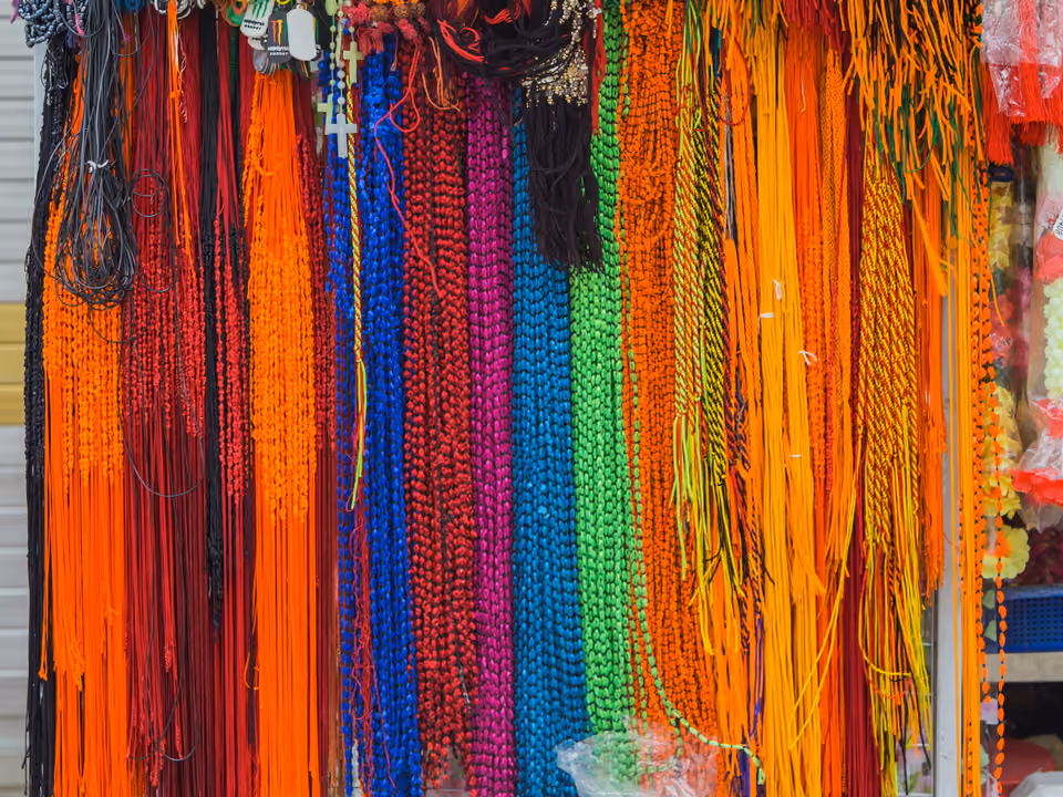 Cordões e miçangas coloridas à venda numa loja de Little India, em Singapura