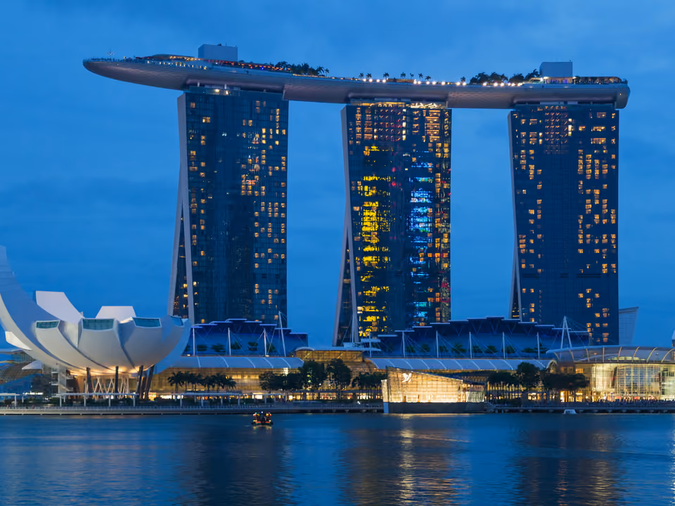 Hotel Marina Bay Sands, em Singapura, com o SkyPark no topo dos três prédios