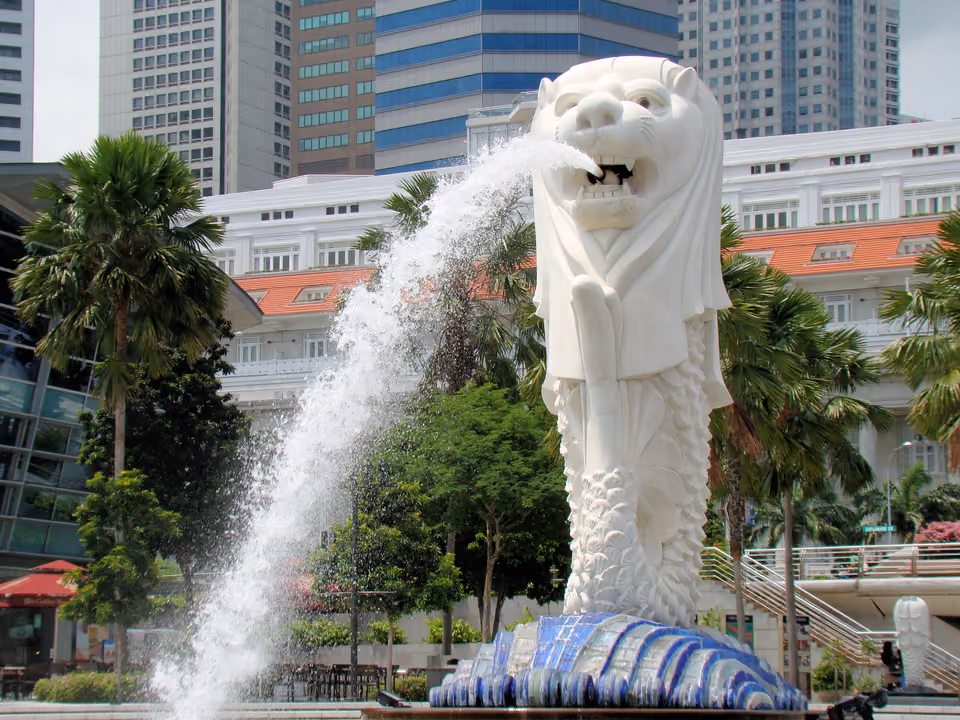 Estátua do Merlion, símbolo de Singapura, cuspindo água na Marina Bay