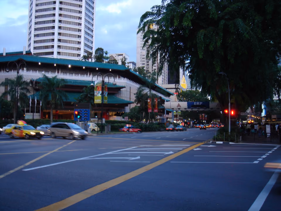 Avenida Orchard Road, em Singapura, com shopping centers e decoração de luzes