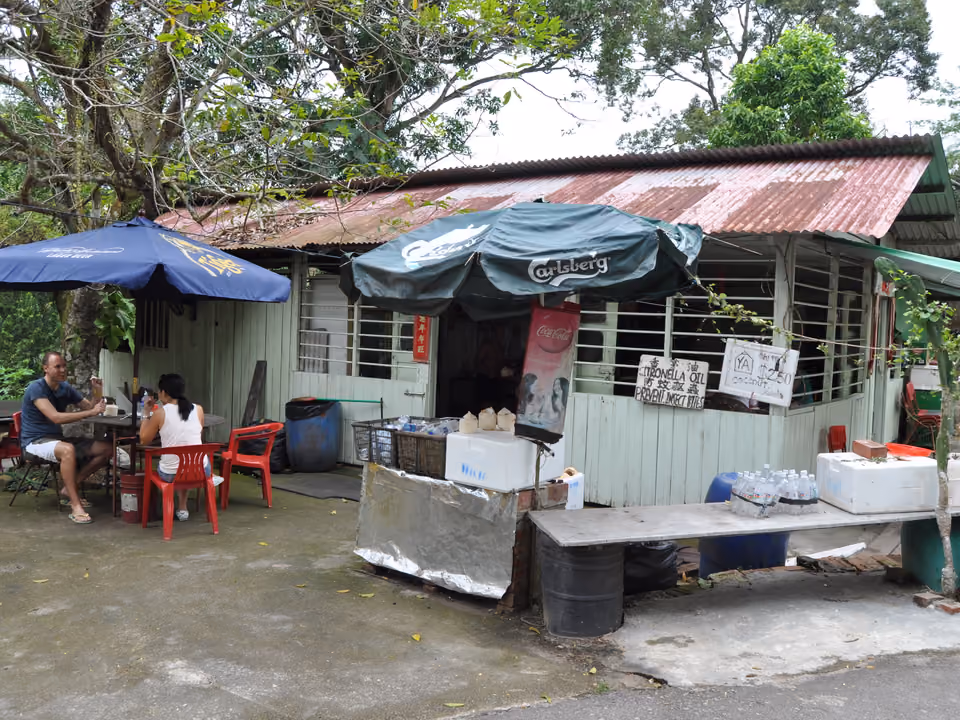 Loja e café rústico de madeira na ilha de Pulau Ubin, perto de Singapura