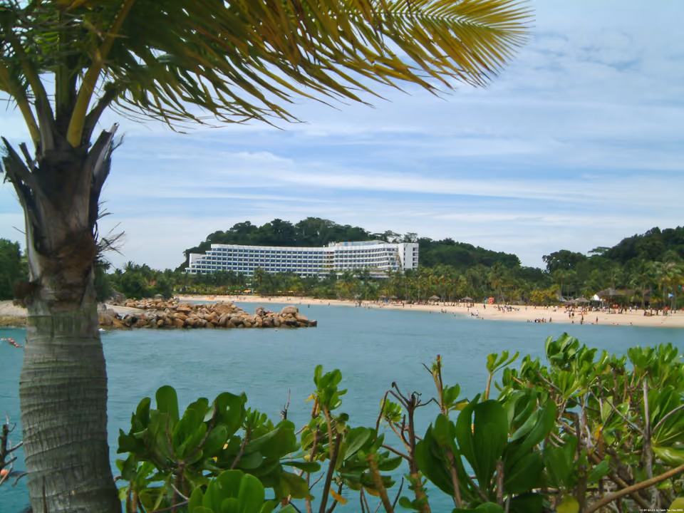 Praia de Sentosa Island, em Singapura, com cadeiras de praia e o mar ao fundo