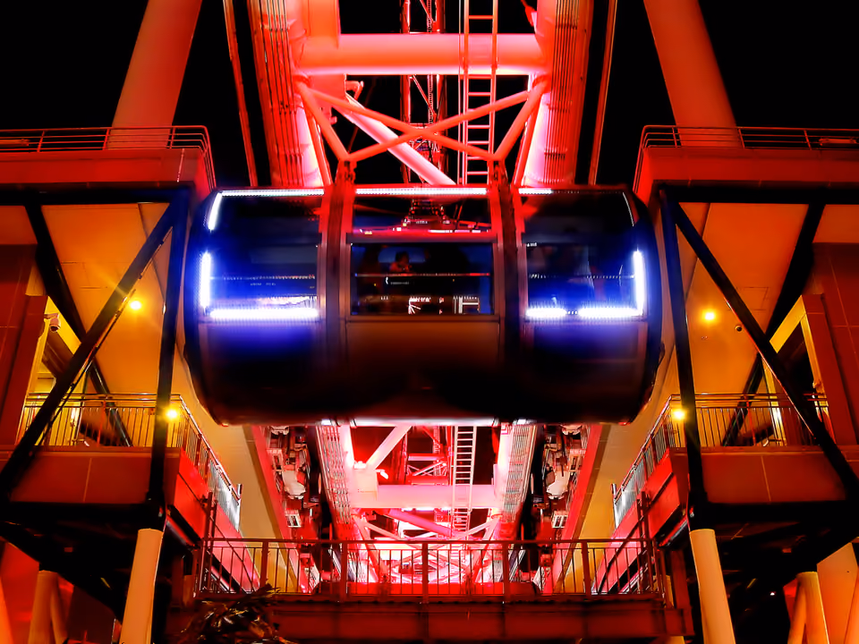 Cabine iluminada do Singapore Flyer, em Singapura, vista de baixo à noite