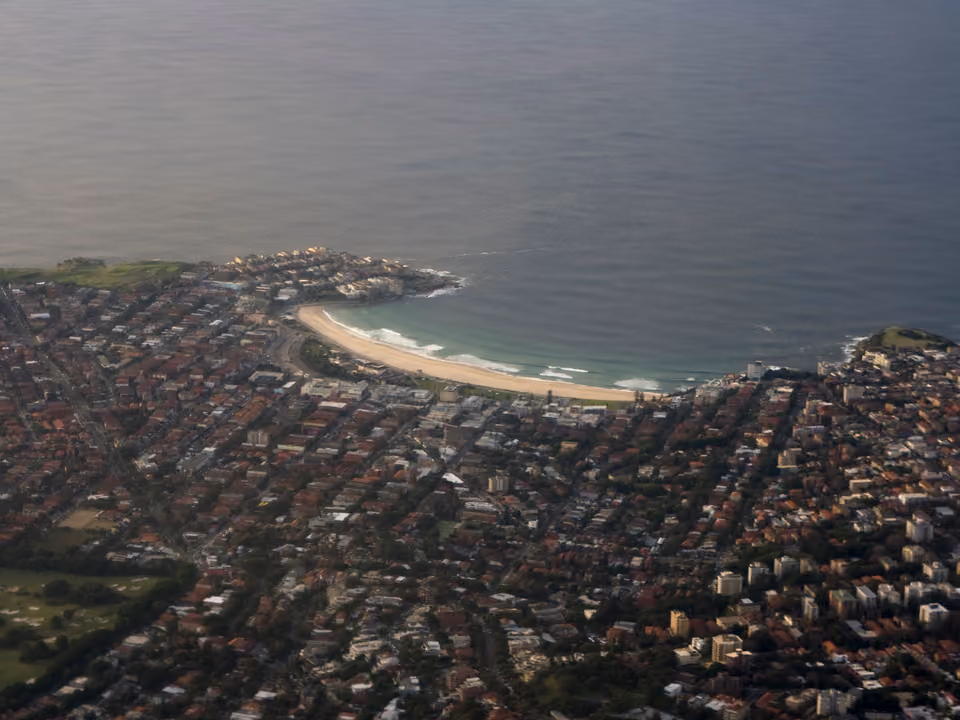 Vista aérea da baía de Bondi Beach com a orla urbana ao redor, Sydney, Austrália