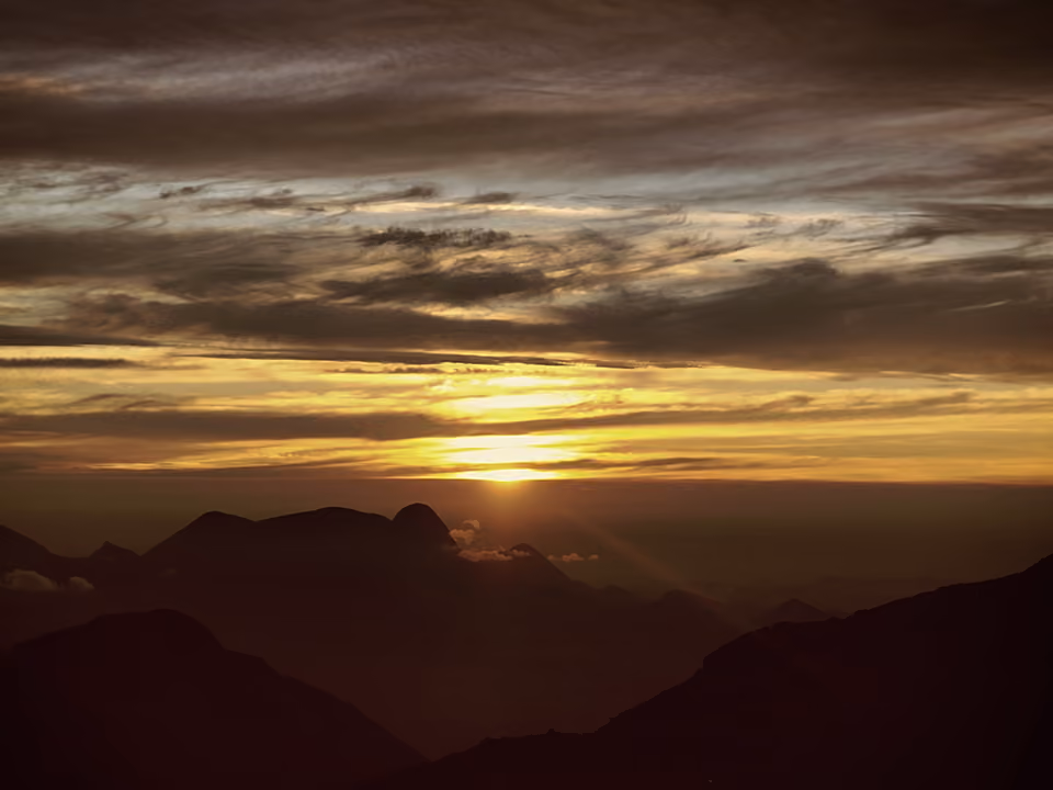 Pôr do sol sobre as montanhas da Serra dos Órgãos, visto da Pedra do Sino