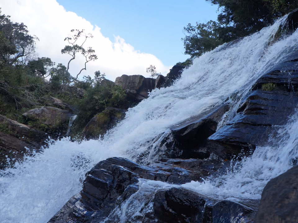 Queda d'água em mata atlântica preservada de Minas Gerais
