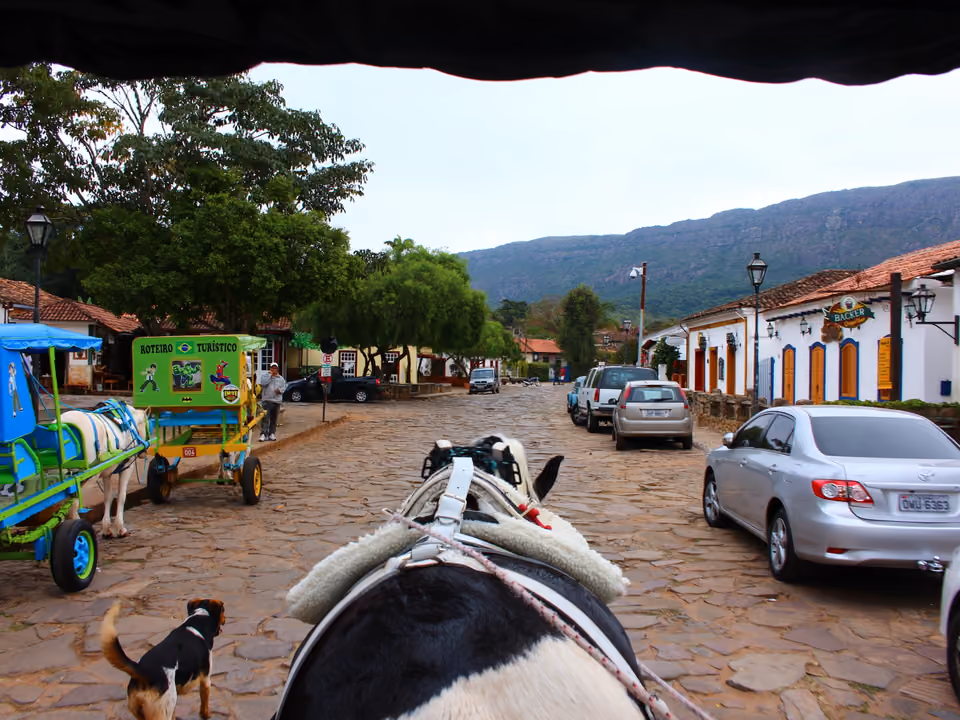 Charrete puxada por cavalo nas ruas de pedra de Tiradentes