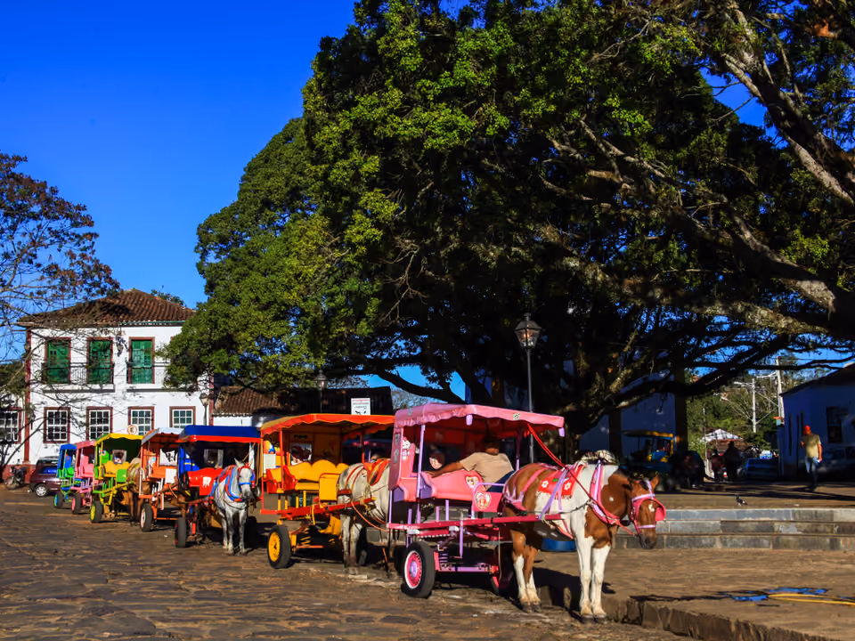 Charretes turísticas estacionadas no Largo das Forras, em Tiradentes