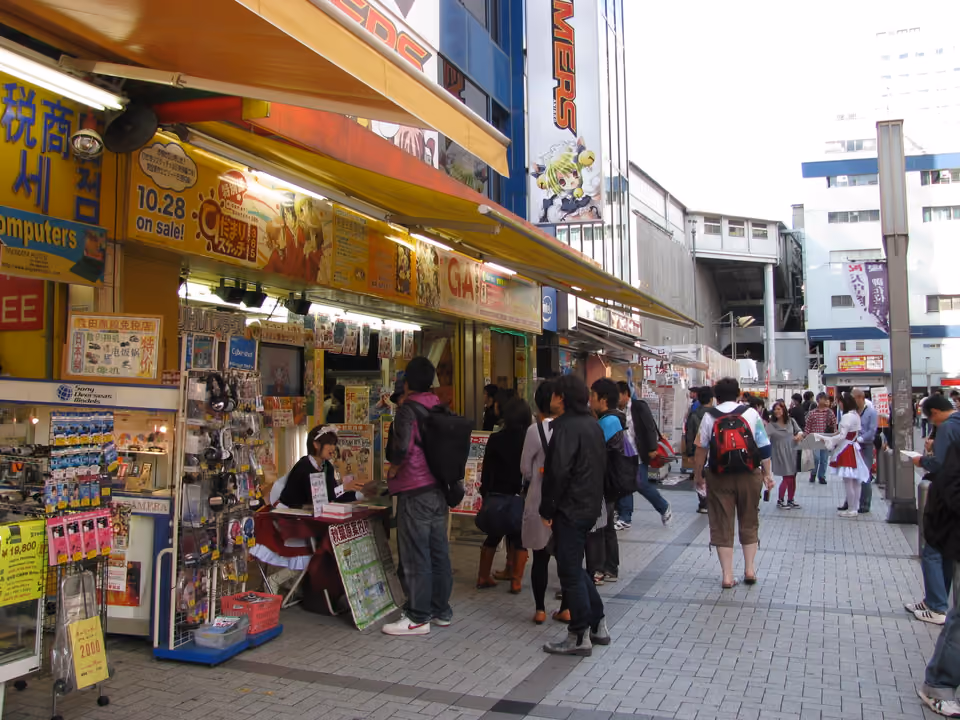 Rua de Akihabara, em Tóquio, com prédios cobertos de painéis de anime e eletrônica