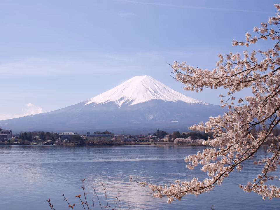 Monte Fuji visto de Hakone, com o lago e a floresta em primeiro plano