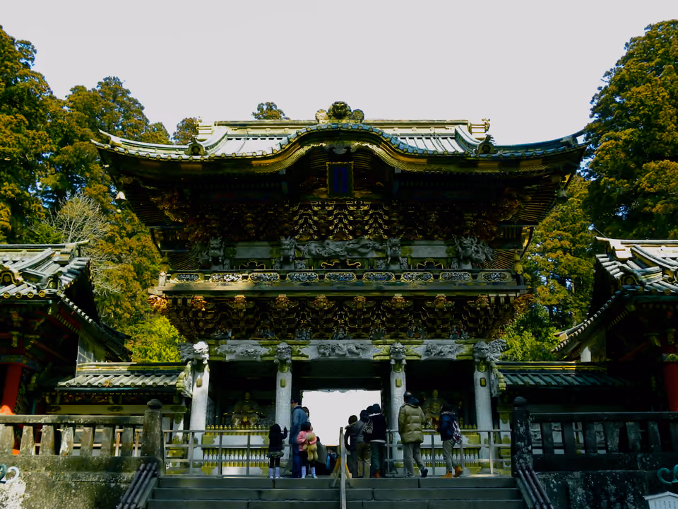 Santuário Toshogu em Nikko, perto de Tóquio, com portão dourado entalhado e floresta ao redor