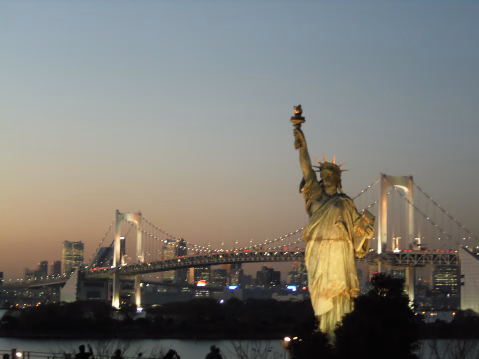 Réplica da Estátua da Liberdade em Odaiba, Tóquio, com a Rainbow Bridge ao fundo