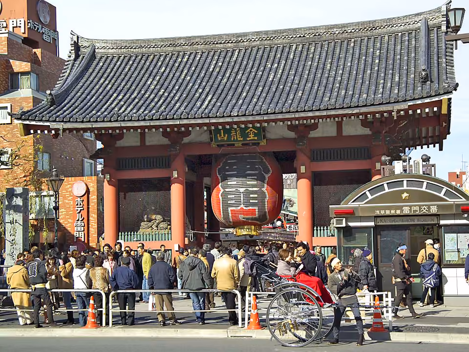 Portão Kaminarimon do Templo Senso-ji, em Asakusa, Tóquio, com a grande lanterna vermelha
