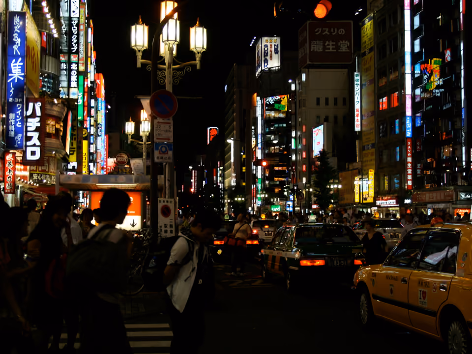 Ruas iluminadas de neon do bairro de Shinjuku, em Tóquio, à noite