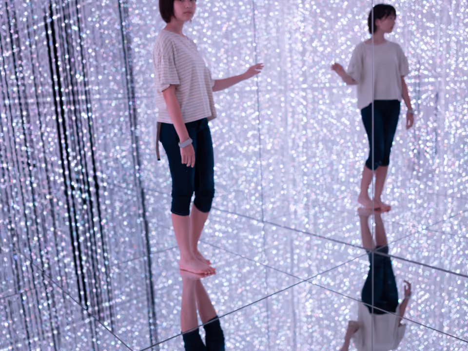 Sala de espelhos com fios de luz suspensos no teamLab Planets, em Tóquio