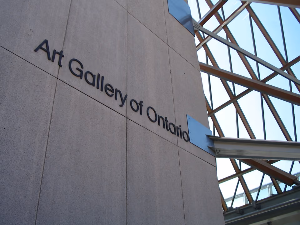 Fachada ondulada de vidro e madeira do Art Gallery of Ontario, em Toronto, projetada por Frank Gehry