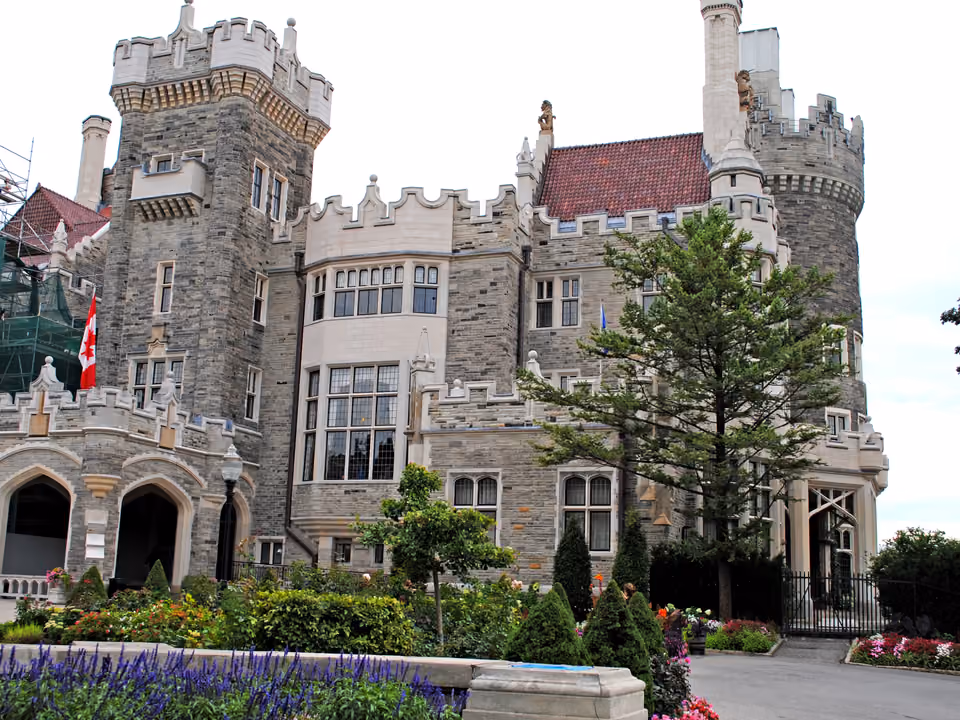 Casa Loma em Toronto, o castelo gótico com torres de pedra construído no início do século XX