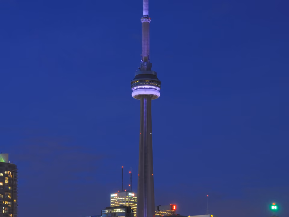 CN Tower em Toronto, a torre de comunicação mais alta da cidade, vista de baixo contra o céu