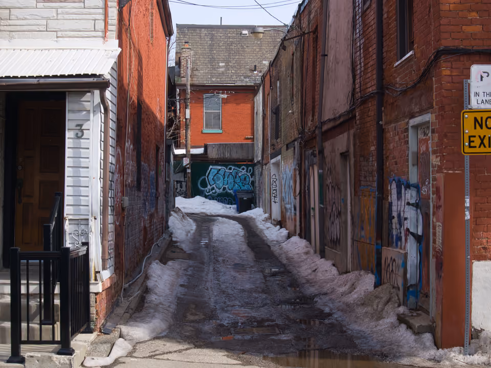 Beco com grafite nas paredes de tijolo, perto do bairro Queen West em Toronto, num dia de inverno