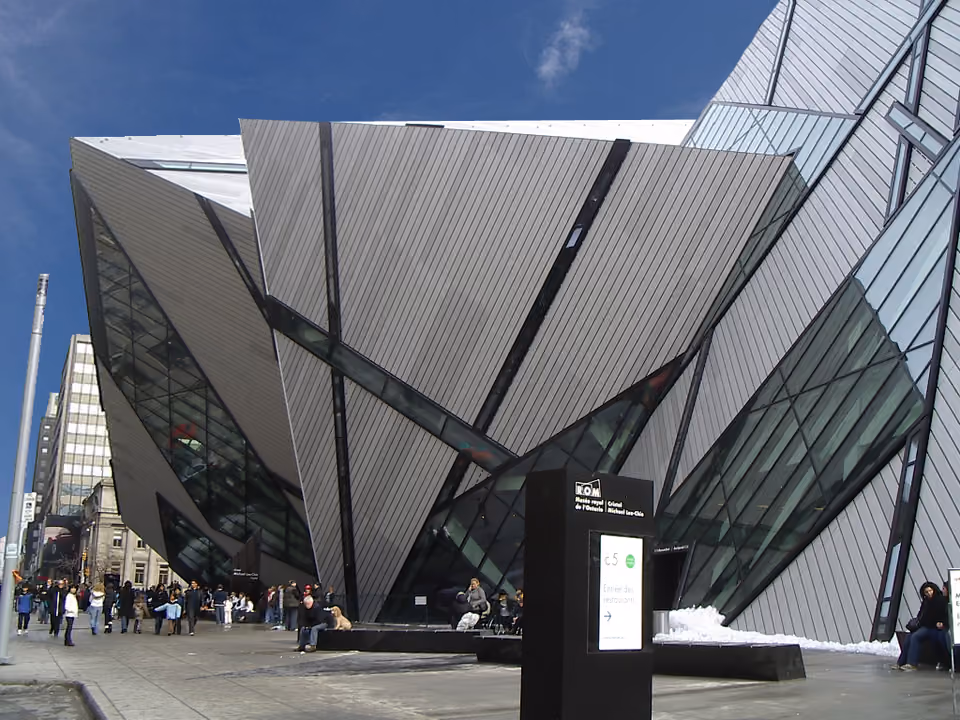 Fachada do Royal Ontario Museum em Toronto, com o contraste entre o prédio histórico e a extensão moderna de cristal