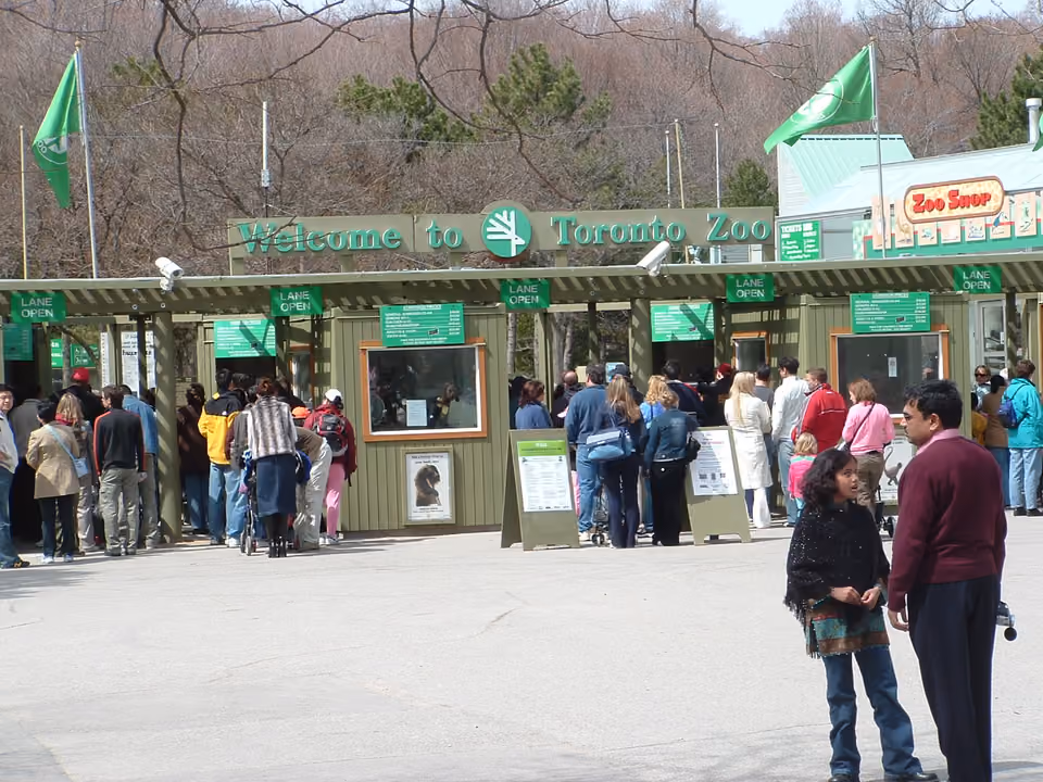 Entrada do Toronto Zoo, com vegetação e placa de sinalização do zoológico