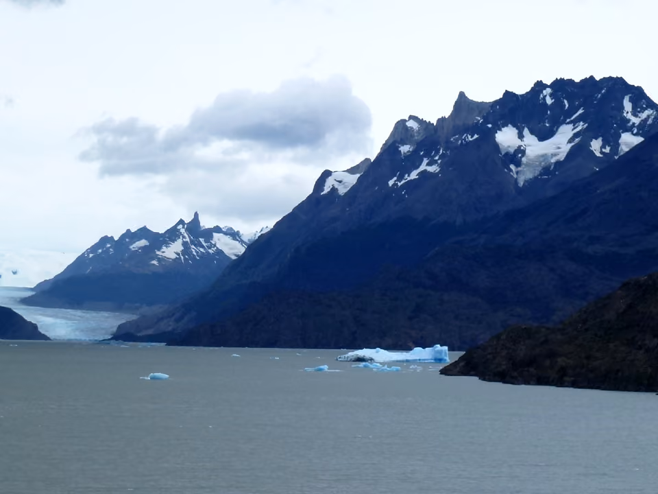 Iceberg flutuando no Lago Grey, com a Geleira Grey ao fundo, Torres del Paine, Chile