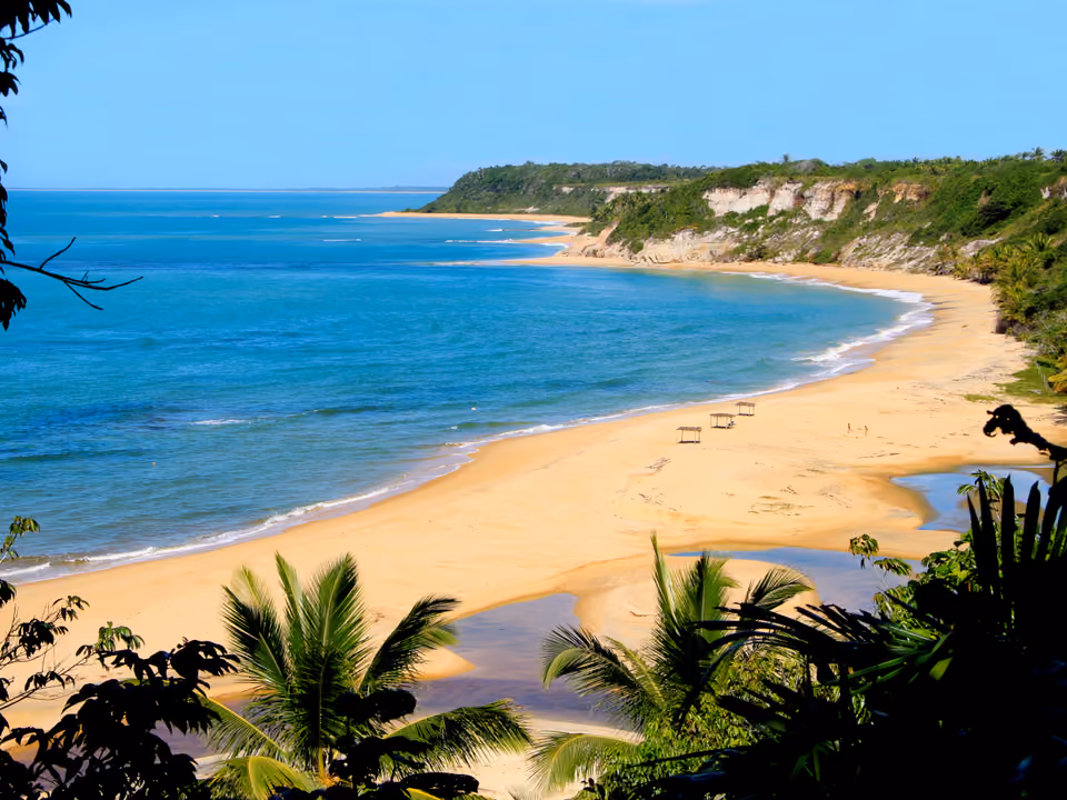 Praia do Espelho com piscinas naturais entre rochas e mar azul-turquesa