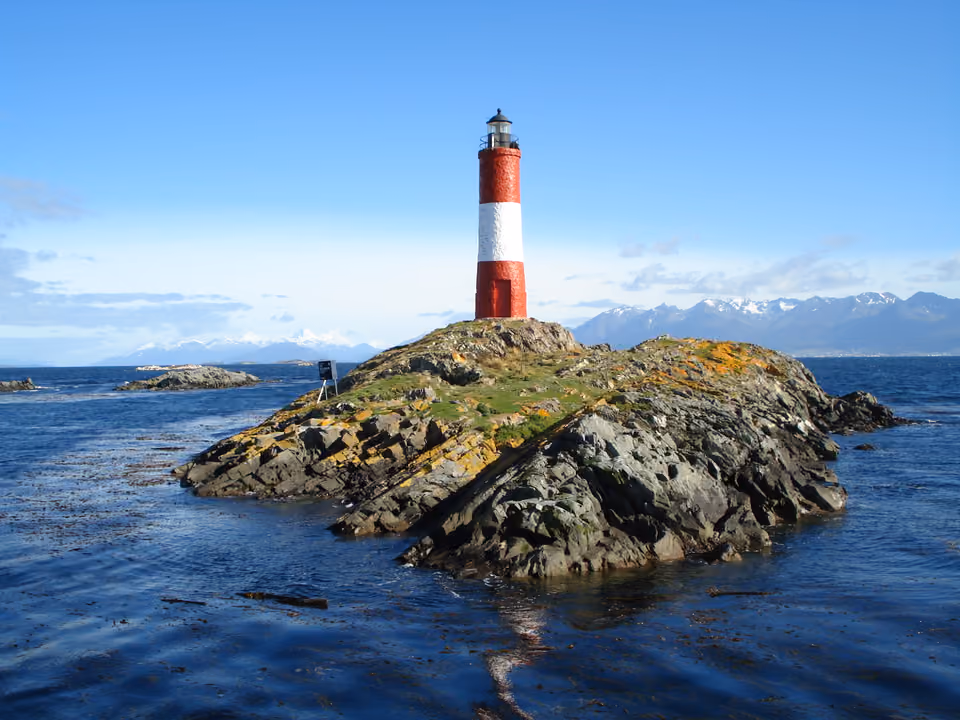 Farol Les Éclaireurs no Canal de Beagle, próximo a Ushuaia, Argentina