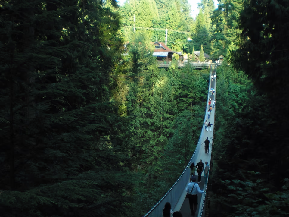 Ponte suspensa Capilano em Vancouver, atravessando o desfiladeiro sobre o rio Capilano, cercada por floresta densa