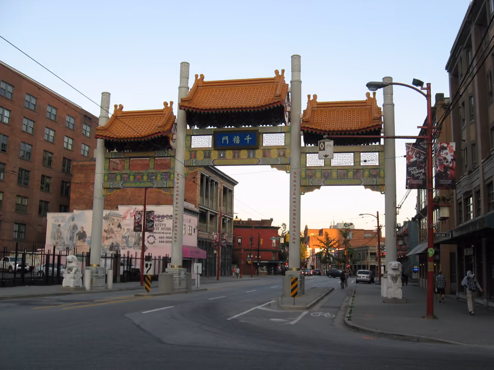 Portão de entrada do bairro Chinatown, em Vancouver, com decoração tradicional chinesa vermelha e dourada