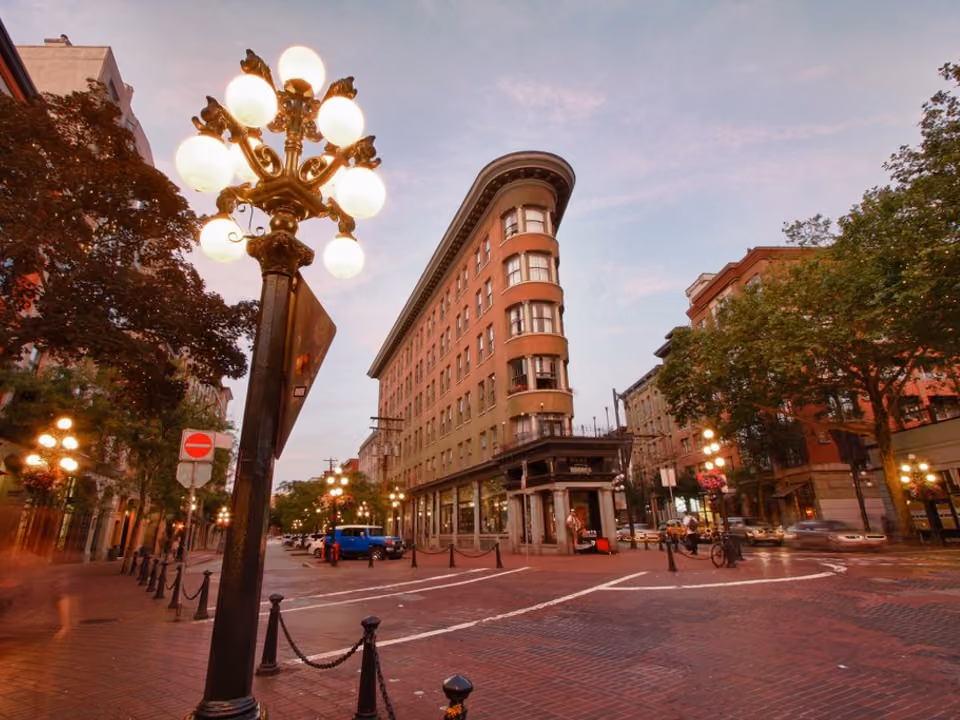 Rua histórica de Gastown, em Vancouver, com prédios de tijolo do século XIX e a calçada de pedra