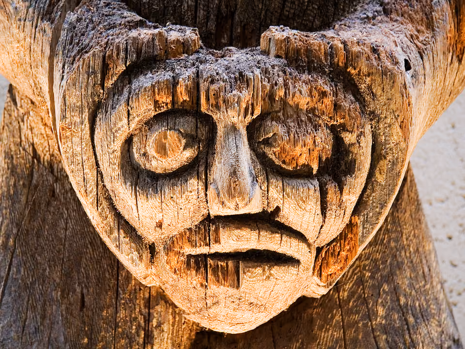 Close-up de um totem indígena entalhado em madeira, da coleção de arte das Primeiras Nações da costa noroeste do Pacífico