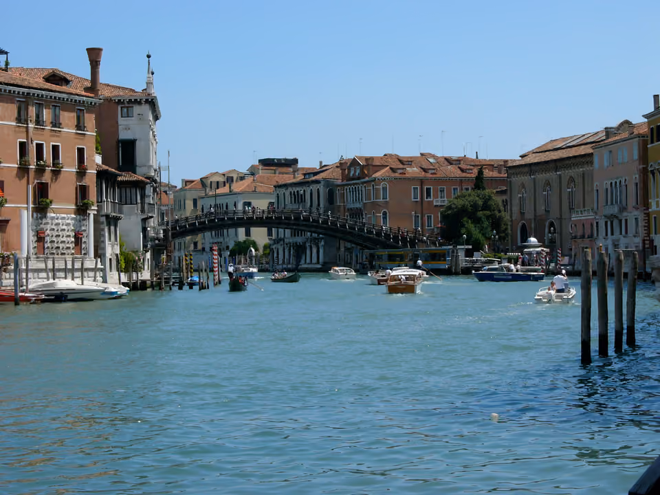 Ponte da Accademia sobre o Grande Canal em Veneza, a ponte de madeira que liga Dorsoduro ao restante da cidade