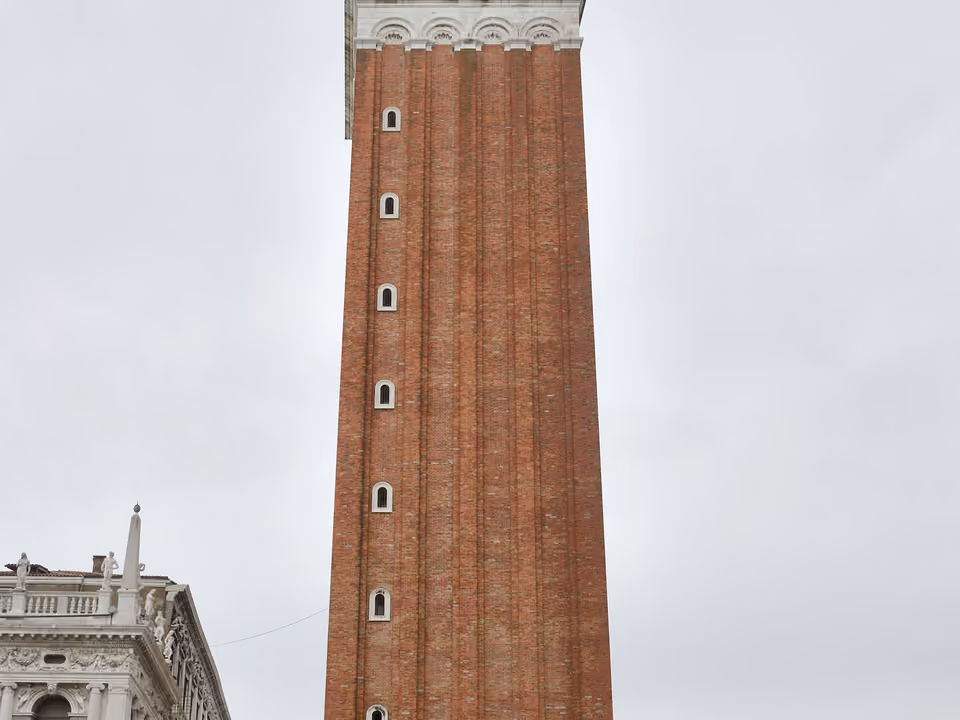 Campanile de São Marcos em Veneza, a torre de tijolos vermelhos alta na Praça de São Marcos