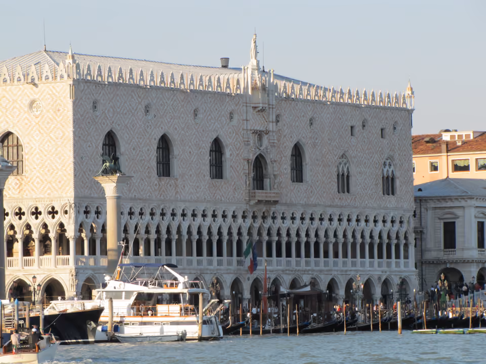 Fachada gótica do Palácio Ducal em Veneza, com as arcadas de mármore rosa e branco à beira da Praça de São Marcos