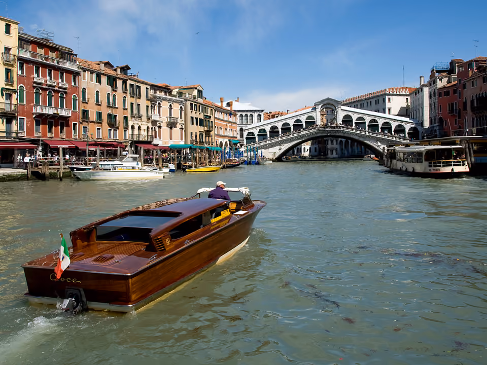 Ponte de Rialto em Veneza, a ponte de pedra em arco sobre o Grande Canal com lojas nas laterais