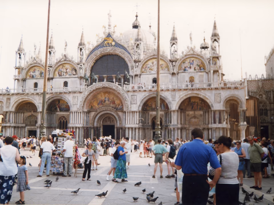 Praça de São Marcos em Veneza com a fachada bizantina da Basílica de São Marcos e suas cúpulas douradas