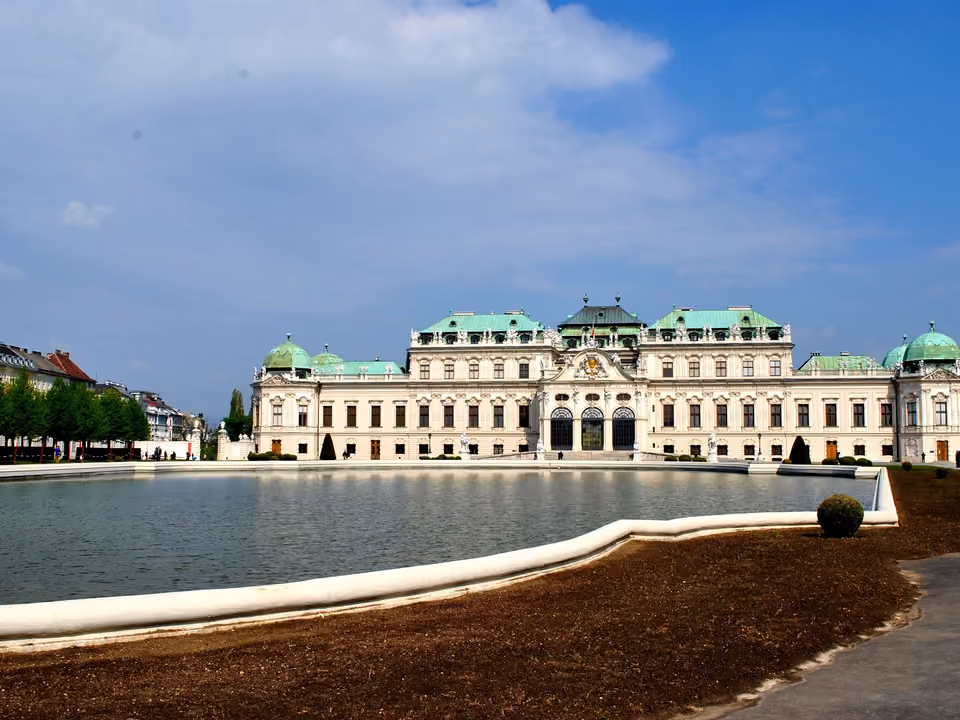Palácio de Belvedere em Viena, com o jardim formal e a fonte espelhando a fachada barroca