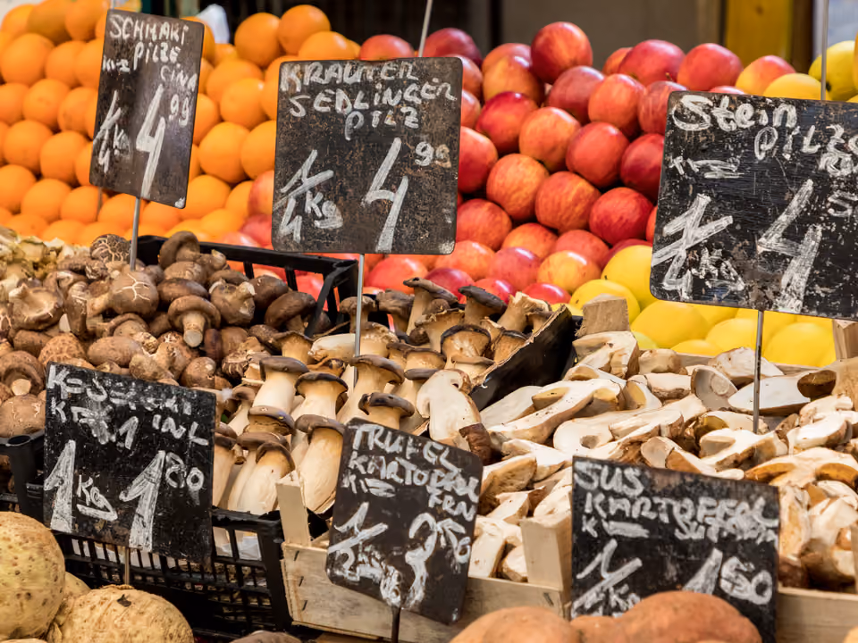 Barracas do mercado Naschmarkt em Viena, com frutas, especiarias e comida pronta expostas