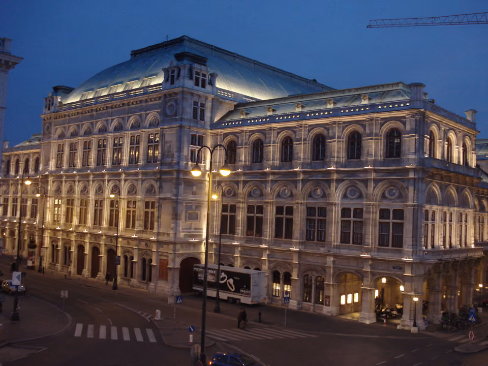 Fachada neorrenascentista da Ópera Estatal de Viena, iluminada ao entardecer