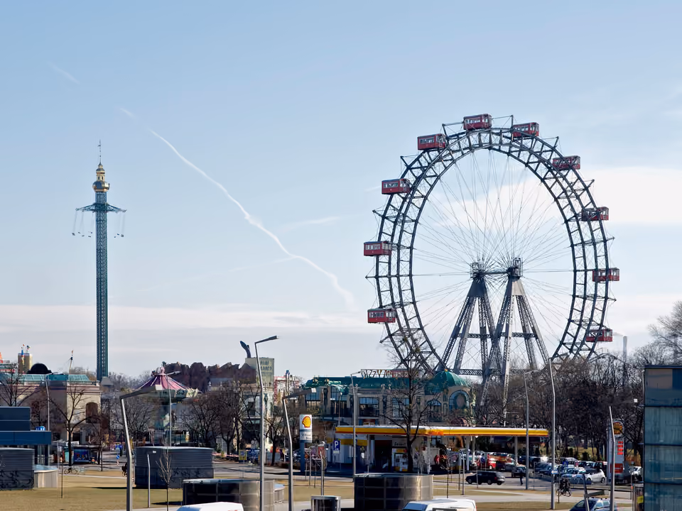 Roda-gigante histórica Wiener Riesenrad no parque Prater em Viena, contra o céu ao entardecer