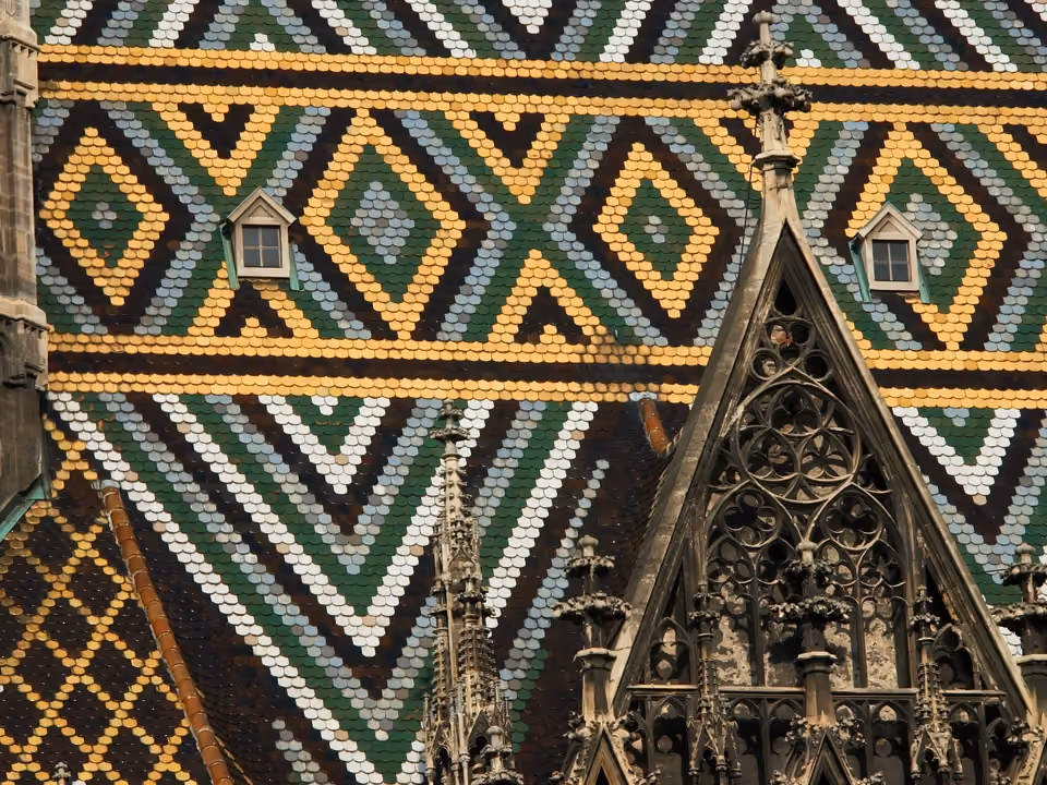 Catedral de Santo Estêvão em Viena, com o telhado de telhas coloridas em padrão de mosaico e a torre gótica alta
