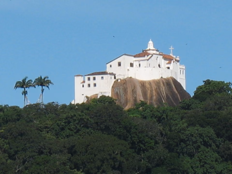 Convento da Penha erguido sobre afloramento rochoso em Vila Velha