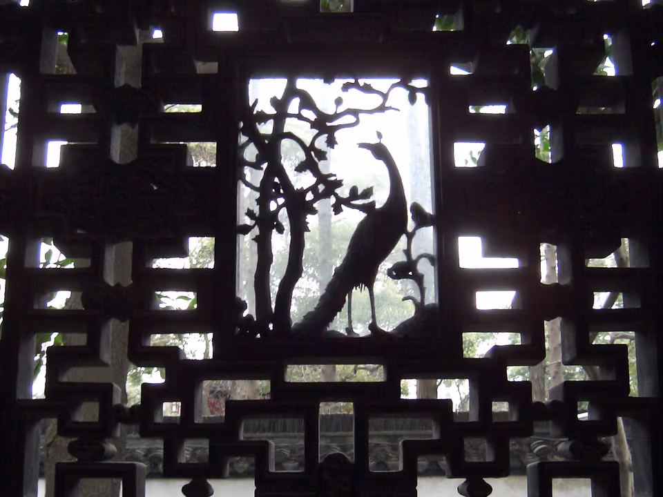 Detalhe de treliça decorativa com motivo de ave no Yu Garden, Xangai, China